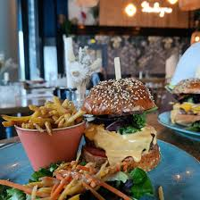 Burger généreux accompagné de frites à Loulou Boulogne