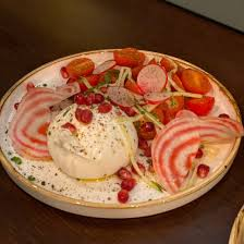 Burrata entourée de légumes colorés à Loulou Boulogne